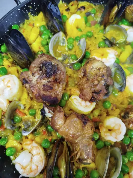 Paella mar y tierra con pollo publicada por O’Lar DeMaría